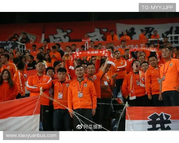 河南队闯进足协杯决赛与远征球迷大合影 更衣室内激情庆祝荣耀时刻